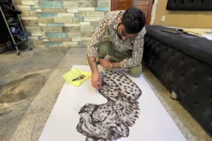 Barbeiro faz ‘arte’ com o cabelo cortado aos clientes 