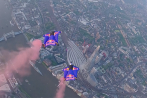 Paraquedistas fazem história ao atravessar a Tower Bridge em Londres com um ‘wingsuit’