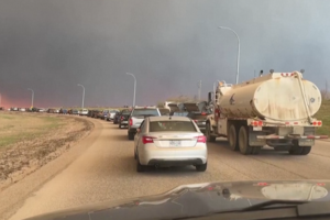 Milhares de habitações evacuadas no Canadá devido à ameaça de incêndio florestal  