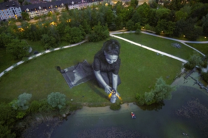 Artista Saype cria obra gigante para chamar a atenção para a crise dos migrantes