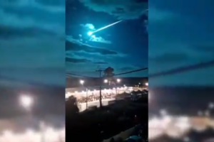 O momento em que clarão ilumina o céu em Samora Correia enquanto Xutos e Pontapés cantam tema "Mundo ao contrário"