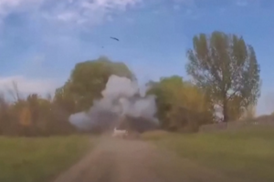 O momento em que drone russo destrói carro de polícia ucraniana