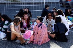 “Acordámos às 5h00”: Fãs chegaram cedo à Luz para garantir o melhor lugar na grande noite de Taylor Swift