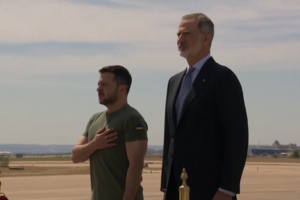Rei de Espanha recebe presidente da Ucrânia no aeroporto em Madrid