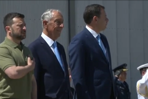 Zelensky ouve hinos da Ucrânia e de Portugal acompanhado por Marcelo e Montenegro