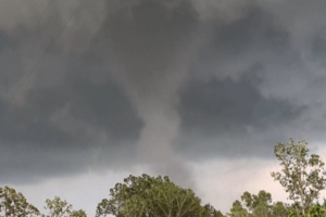 O momento em que um tornado passa pelo estado norte-americano do Missouri 