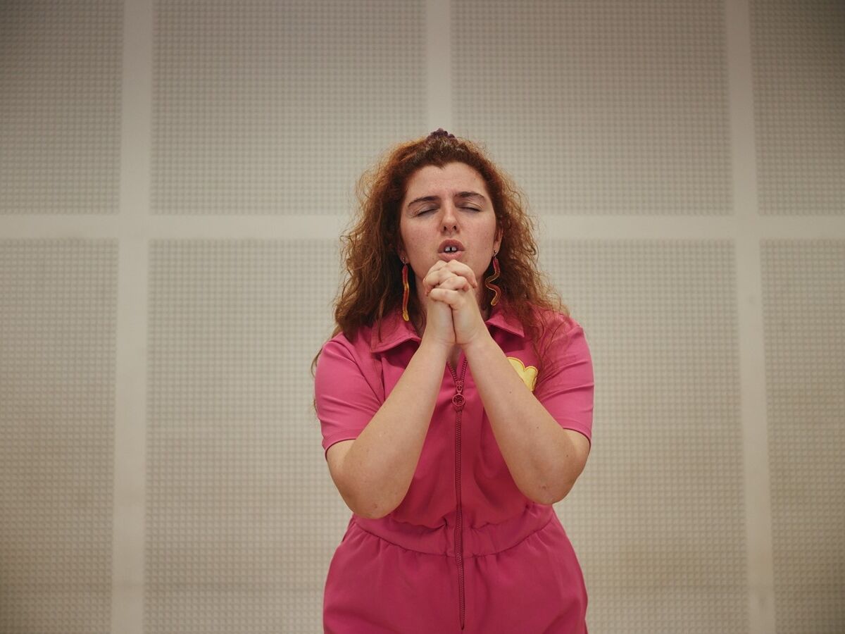 Brindes, camiões, pipocas e a alucinação popular de Sara Inês Gigante