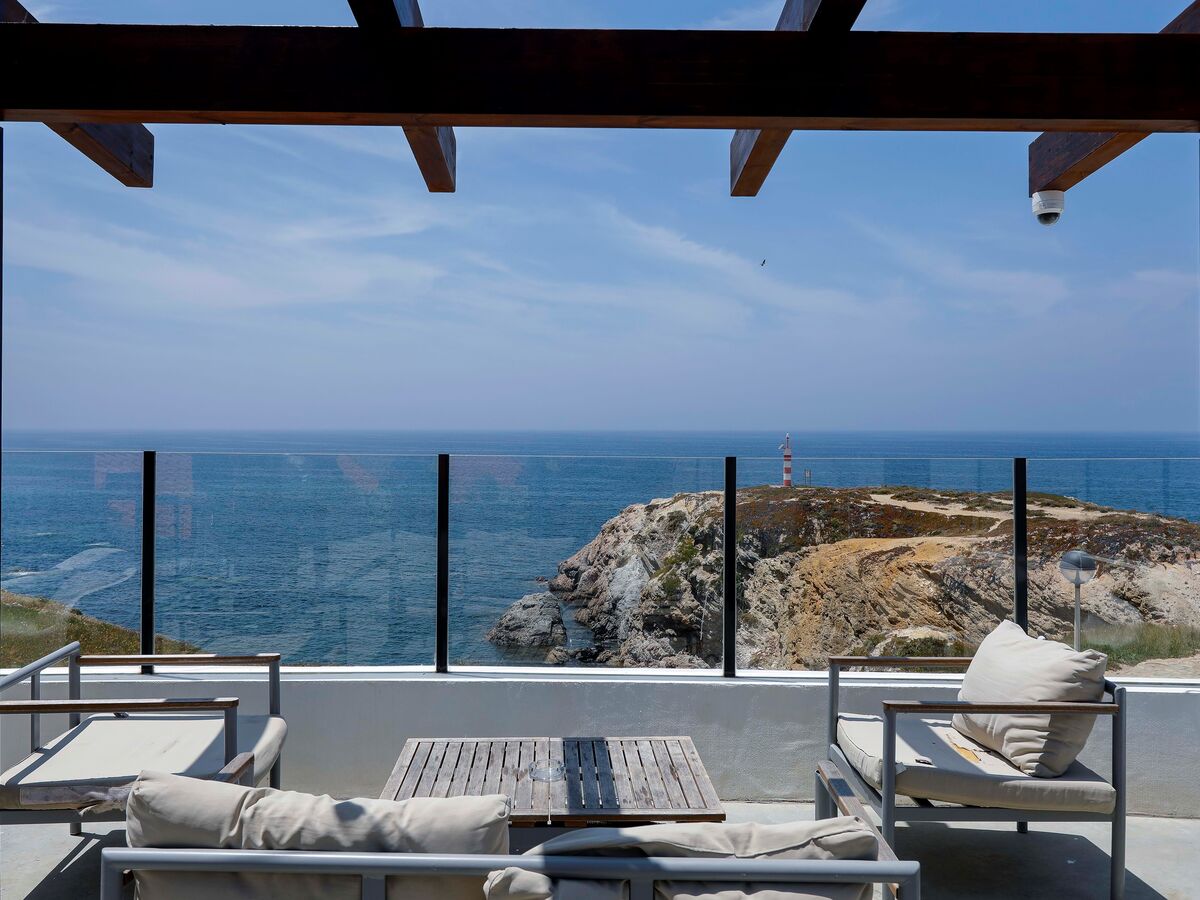 Em Porto Covo, um hostel com vista para o mar e petiscos memoráveis