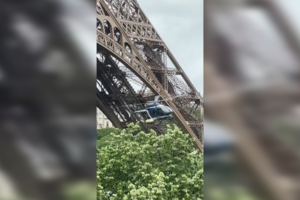 Helicóptero da polícia voa sob a Torre Eiffel durante exercício de segurança para os Jogos Olímpicos