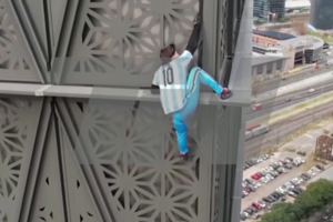 ‘Homem-aranha’ polaco escala edifício de 30 andares na Argentina sem equipamento de proteção