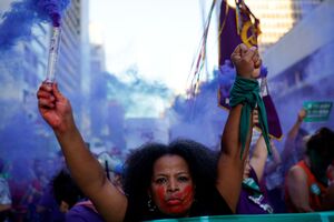 Milhares de pessoas em protesto contra projeto de lei.mp4