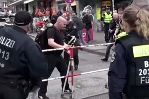 O momento em que a polícia alemã neutraliza homem armado com picareta e ‘cocktail molotov’ em fanzone do Euro 2024