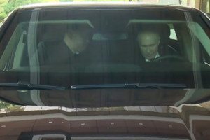 Momento que Vladimir Putin dá boleia a Kim Jong-un numa limusina de fabrico russo 