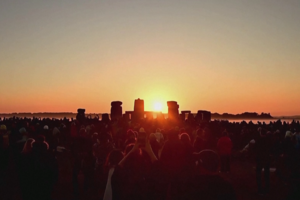 Multidão celebra solstício de verão em Stonehenge