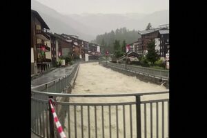 Fortes chuvas fazem rio transbordar em Zermatt na Suiça