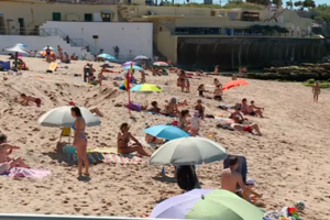 Aí está o verão. Muitas famílias na praia para aproveitar bom tempo
