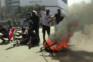 Pelo menos cinco mortos e 50 feridos em protestos contra os impostos no Quénia. Manifestantes incendiaram o parlamento