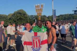 Voluntário do Euro 2024 faz furor ao equilibrar 9 canecas de cerveja na cabeça