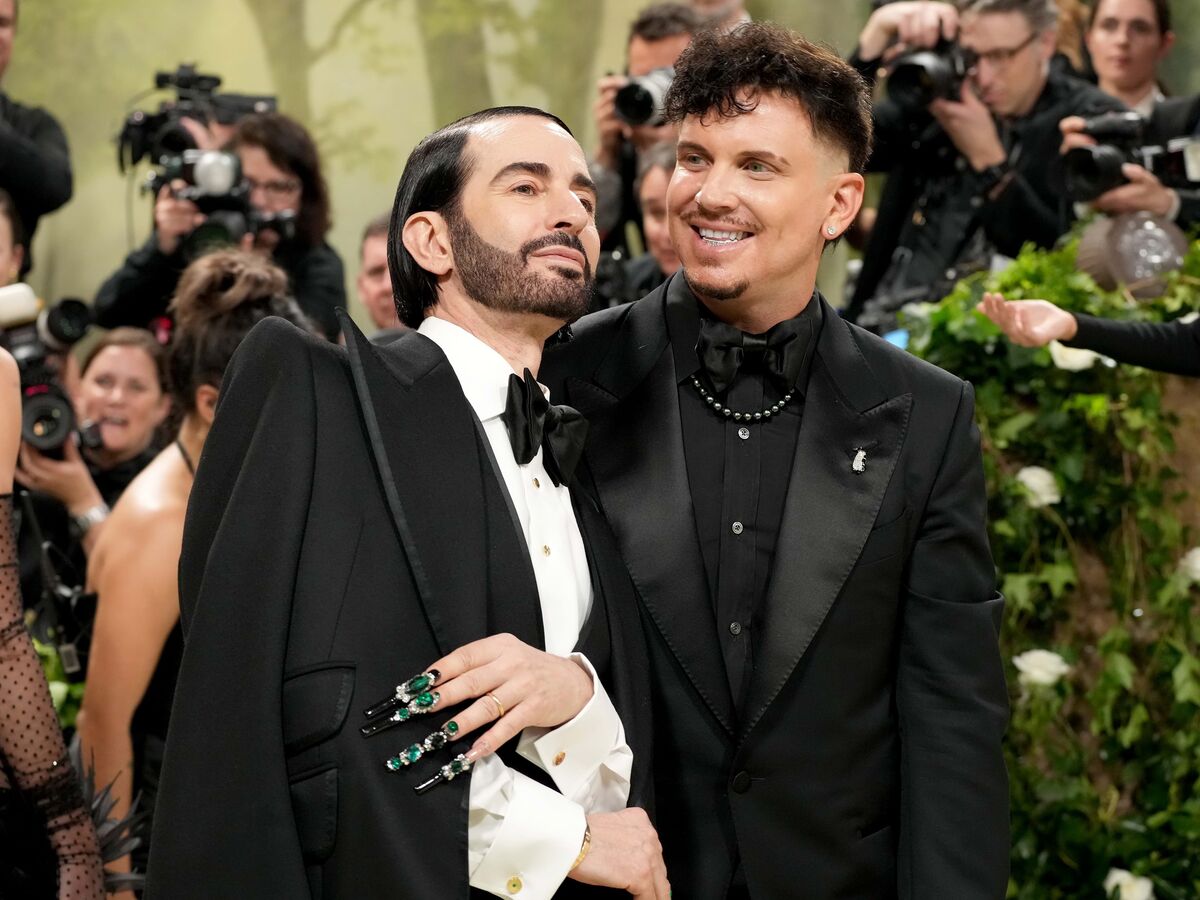 A nova excentricidade de Marc Jacobs? Unhas XXL com cristais Swarovski