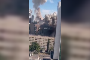 O momento em que míssil atinge hospital pediátrico em Kiev
