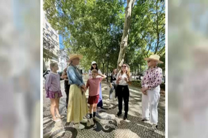 Mãe e irmã de Elon Musk passeiam em Lisboa