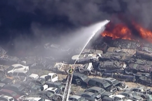 Incêndio de grandes dimensões destrói cerca de mil veículos em sucata de automóveis na Califórnia 