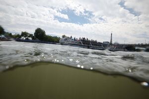 Paris 2024: Cancelados treinos no rio Sena devido a poluição