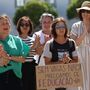 Duas dezenas de pais protestam em Faro contra falta de vagas no ensino pré-escolar