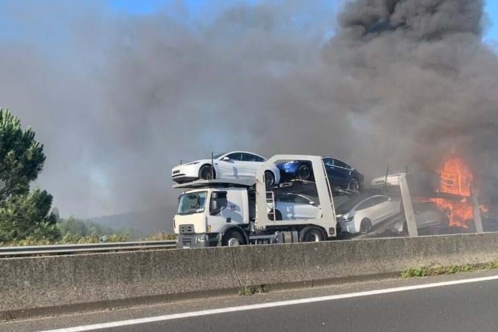 Fogo em camião destrói vários carros Tesla novos e corta A21 em Mafra 