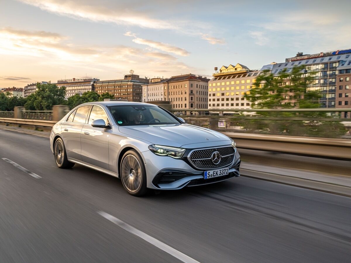 Testámos o novo Mercedes Classe E, clássico por fora e inovador por dentro