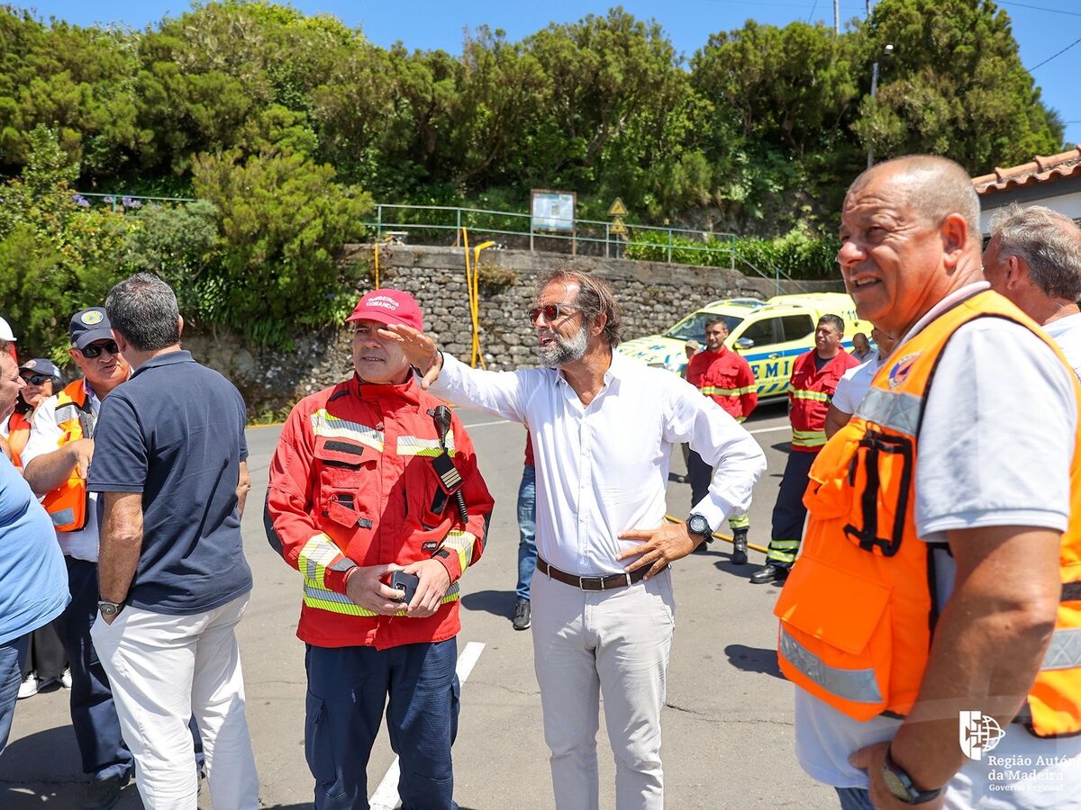 Políticos de férias, carreira a arder