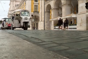 Câmara de Lisboa quer limitar estacionamento e licenças de 'tuk tuk'