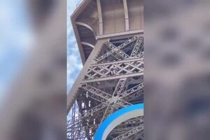 Torre Eiffel evacuada horas antes de cerimónia das Olimpíadas. Homem em tronco nu escalou monumento