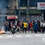 Número de mortos nos protestos antigovernamentais no Bangladesh sobe para 23