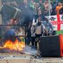 Manifestantes incendeiam hotel para requerentes de asilo no Reino Unido