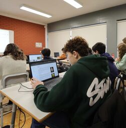 Mais de metade dos alunos com origem imigrante já sentiu discriminação na escola 