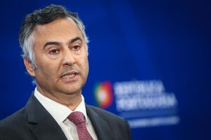 Governo recomenda proibição dos telemóveis nos 1.º e 2.º ciclos