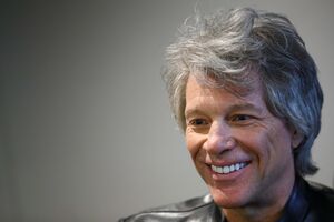 Bon Jovi ajuda mulher que se tentava atirar de uma ponte.mp4