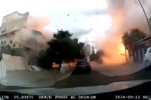 Câmara de carro capta rocket lançado pelo Hezbollah a atingir zona residencial em Israel 