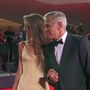 George Clooney salva fotógrafo em festival de Veneza 