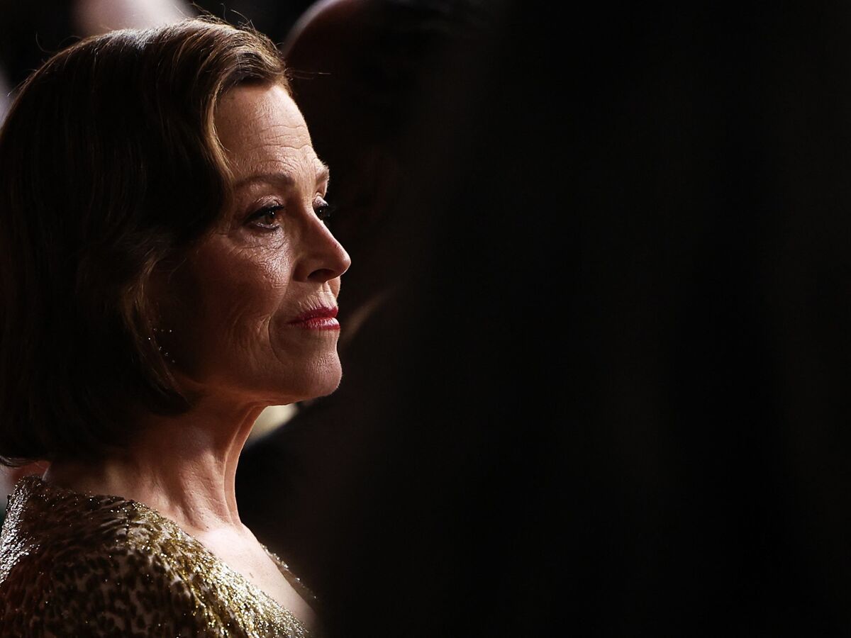 Sigourney Weaver: “A minha mãe não me apoiava e até me dizia  para ir servir às mesas”