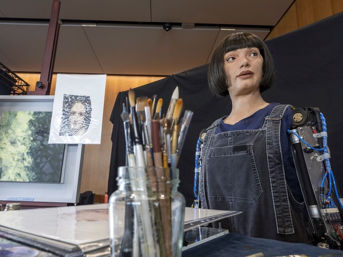 Ai-Da. O robô cujo quadro vai ser leiloado 