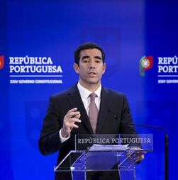 Leitão Amaro sobre demissão da ministra da Saúde: 'Espuma mediática vai passar e rebentar'