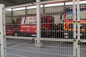 Bombeiros da Ajuda barricados exigem o pagamento de salários em atraso