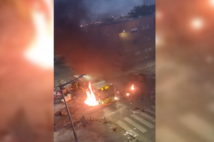 Ambiente continua tenso no bairro do Zambujal: Populares incendeiam autocarro e obrigam a reforço policial