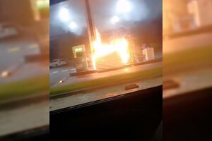 Colchão a arder em bomba de gasolina na Cova da Moura na segunda noite de tumultos 