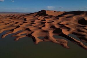 Dunas alagadas e palmeiras rodeadas de água: Imagens impressionantes mostram deserto do Saara inundado