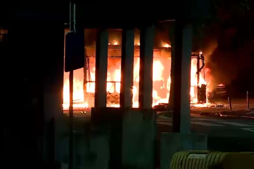 Populares incendeiam autocarro no bairro do Zambujal