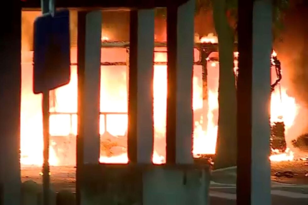 autocarro a arder no bairro do Zambujal