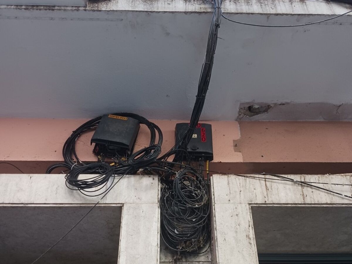 Selva urbana de cabos nos prédios de Lisboa ainda resiste